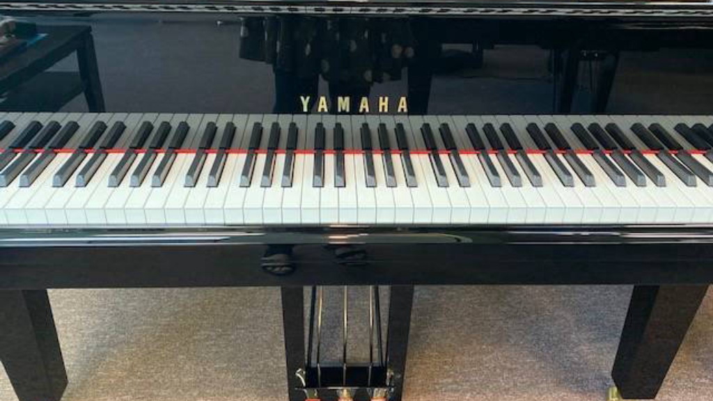 Yamaha Baby Grand Piano GC1 (1)